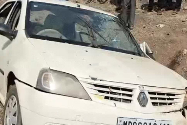 गुना: बेकाबू होकर पुलिया से टकराई कार, चार की मौत