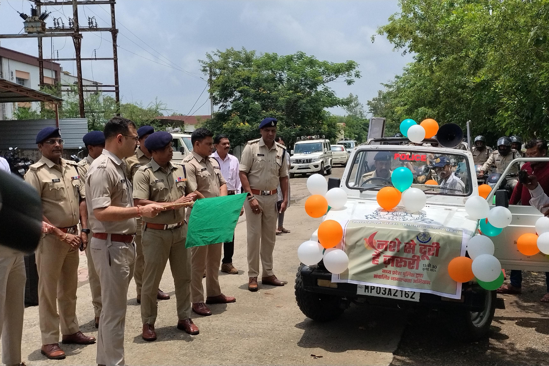 रतलाम पुलिस द्वारा नशा मुक्ति जनजागरूकता अभियान का आज किया गया शुभारंभ :पुलिस अधीक्षक द्वारा हरी झंडी दिखाकर नशामुक्ति रथ को किया रवाना
