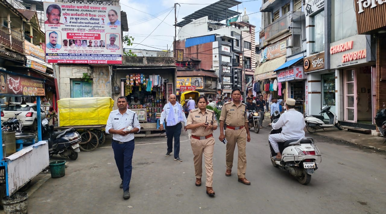 रतलाम पुलिस द्वारा एक रोड एक अभियान के तहत आज आरोग्यम हॉस्पिटल से डालुमोदी चौराहे तक की यातायात व्यवस्था को किया दुरुस्त