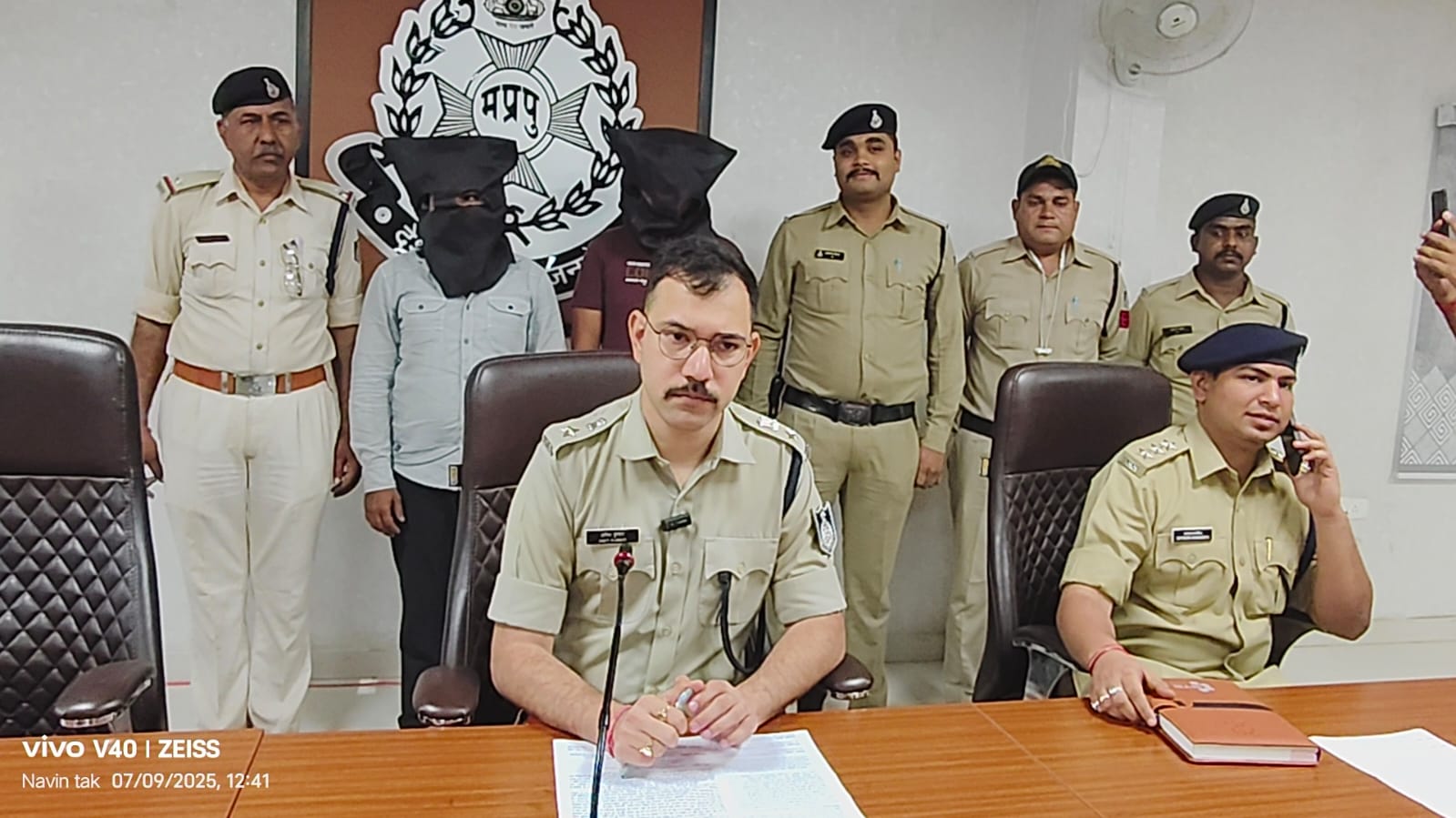 थाना माणकचौक रतलाम पुलिस व्दारा अवैध मादक पदार्थ की तस्करी करने वालो के विरुद्ध कार्यवाही :अवैध मादक पदार्थ 440 ग्राम MDMA कीमती 44 लाख 42 हजार रुपए जप्त