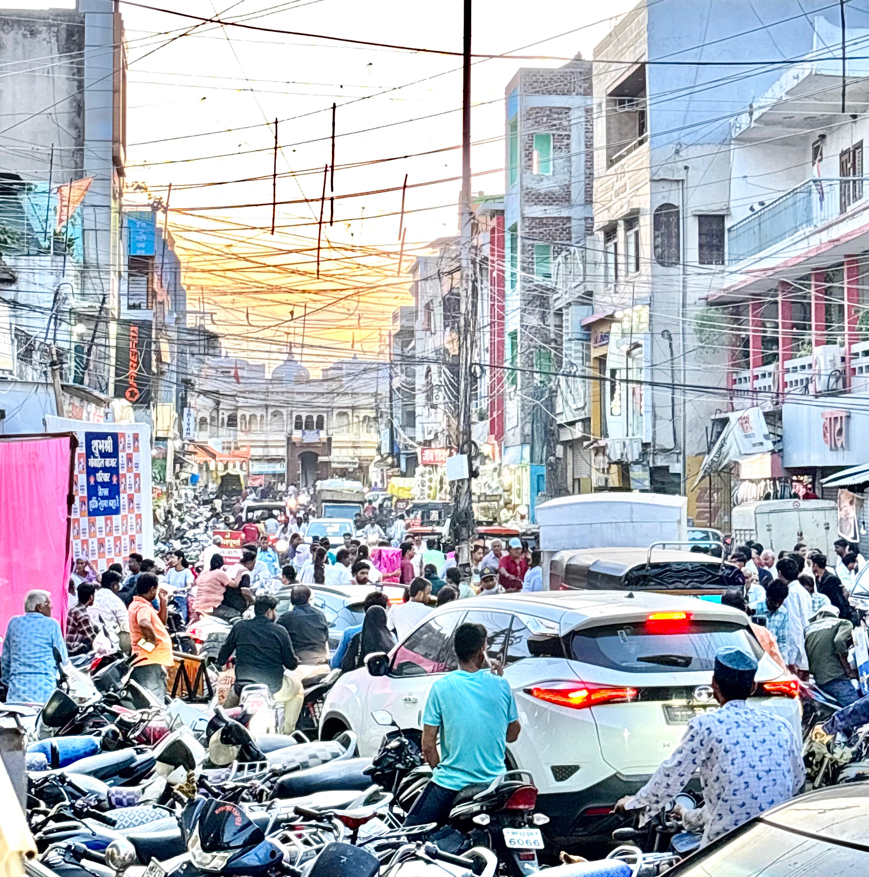 नाहरपुरा चौराहा पर ट्रैफिक,जनता हो रही परेशान कोई सूट लेने वाला नहीं!