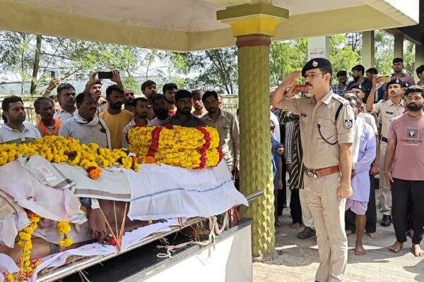 उज्जैन पुलिस में पदस्थ रहे दिवंगत उप निरीक्षक श्री मदनलाल निनामा को राजकीय सम्मान के साथ दी गई अंतिम विदाई
