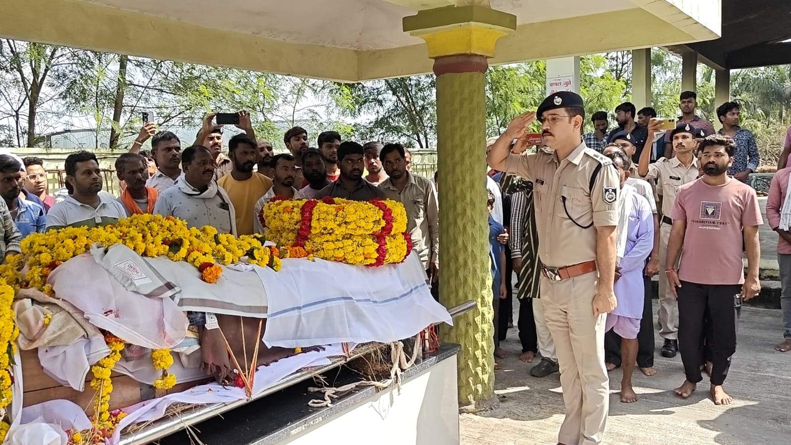 उज्जैन पुलिस में पदस्थ रहे दिवंगत उप निरीक्षक श्री मदनलाल निनामा को राजकीय सम्मान के साथ दी गई अंतिम विदाई