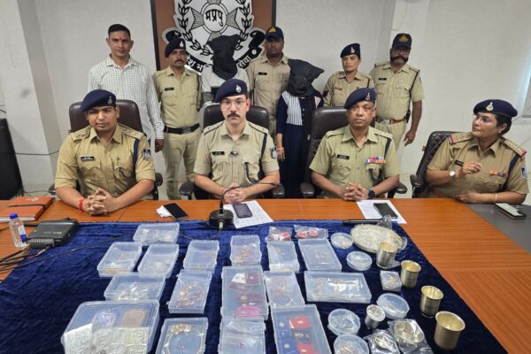 थाना औद्योगिक क्षैत्र रतलाम पुलिस द्वारा 04 घंटे के भीतर किया चोरी का खुलासा :दो आरोपियों को गिरफ्तार कर 50 लाख से अधिक का चोरी गया मशरुका किया बरामद