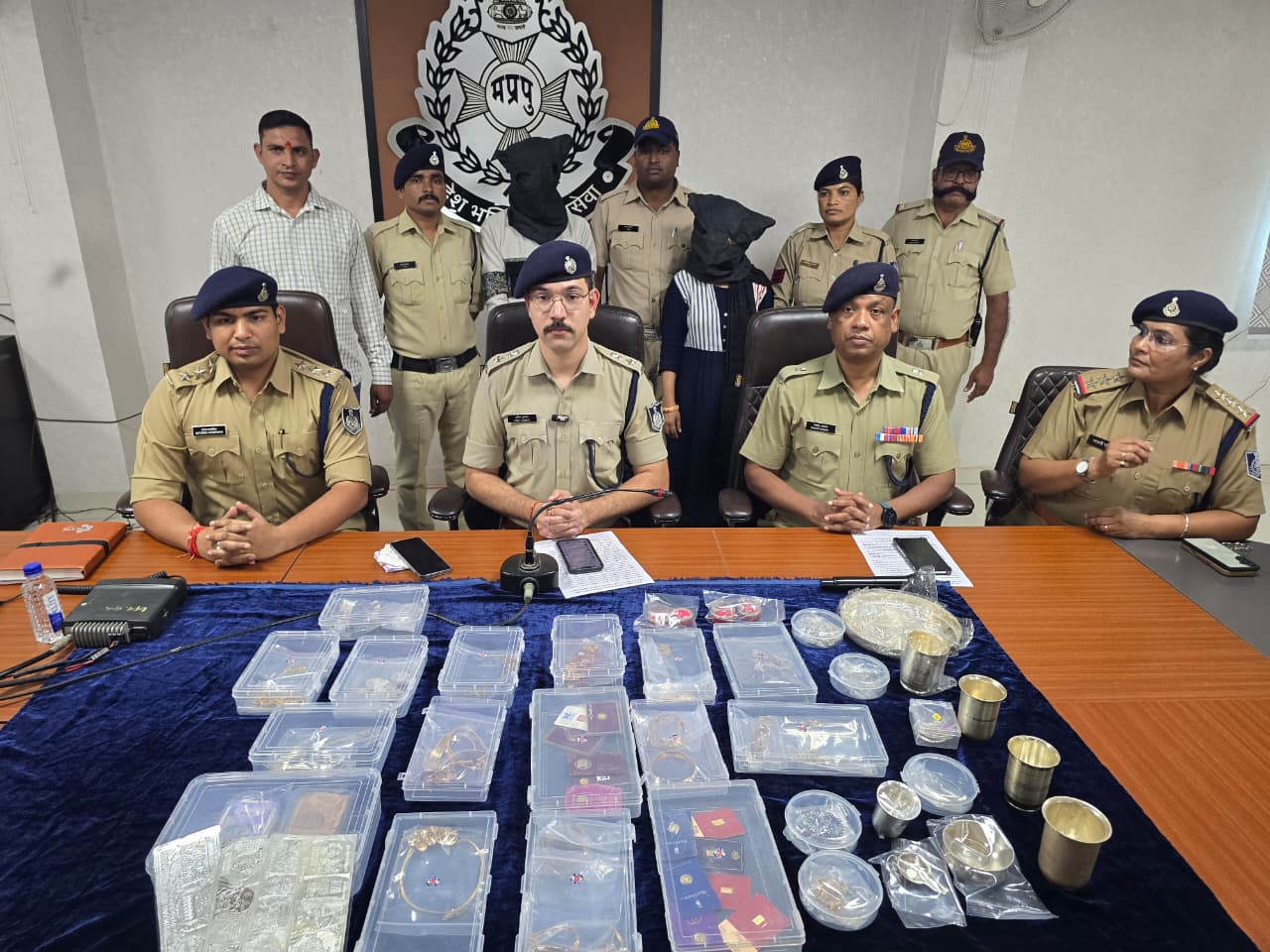 थाना औद्योगिक क्षैत्र रतलाम पुलिस द्वारा 04 घंटे के भीतर किया चोरी का खुलासा :दो आरोपियों को गिरफ्तार कर 50 लाख से अधिक का चोरी गया मशरुका किया बरामद