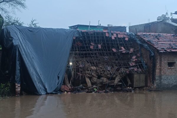 अतिवृष्टि में प्रशासनिक अधिकारी सतत भ्रमण पर  बाढ  राहत कार्य निरंतर जारी