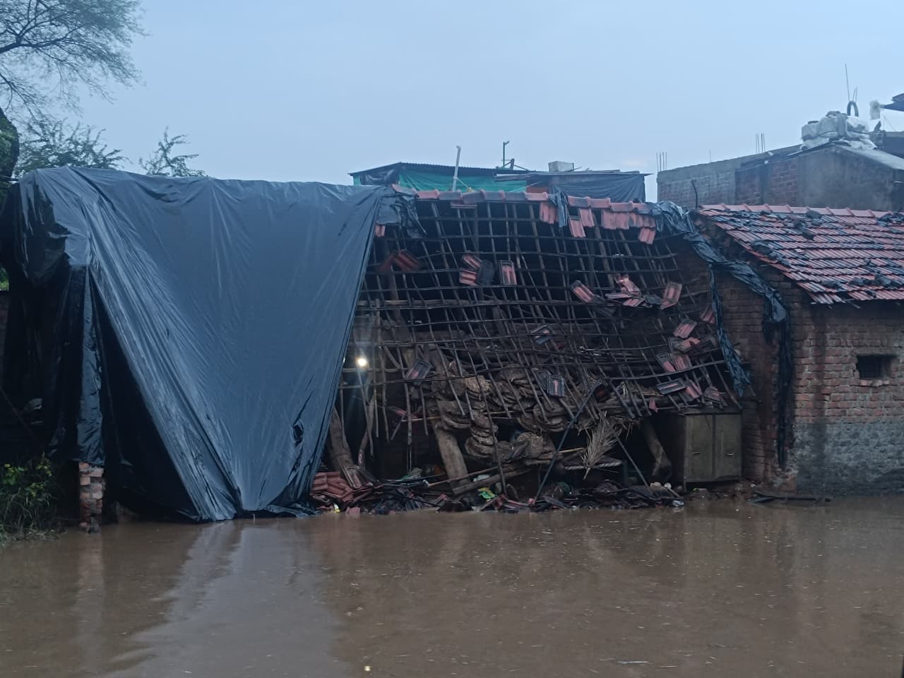 अतिवृष्टि में प्रशासनिक अधिकारी सतत भ्रमण पर  बाढ  राहत कार्य निरंतर जारी