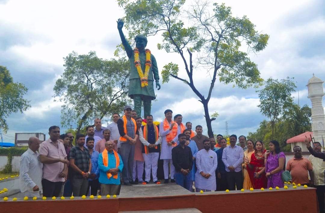 जब तक सूरज चांद रहेगा माधव तेरा नाम रहेगा माधवराव सिंधिया अमर रहे माधवराव सिंधिया अमर रहे से गुंजा मंडी प्रांगण