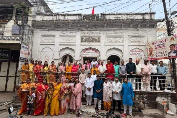श्री श्रीमाली ब्राह्मण समाज द्वारा महालक्ष्मी जी के बड़े मंदिर माणक चौक, नाहरपुरा स्थित लक्ष्मी मंदिर, दो मुखी बावड़ी मठ स्थित महालक्ष्मी मंदिर , महलवाड़ा स्थित लक्ष्मी मंदिर में 20/10/25 (सोमवार)दीपावली के दिन प्रातः समाजजन द्वारा आरती की गई.