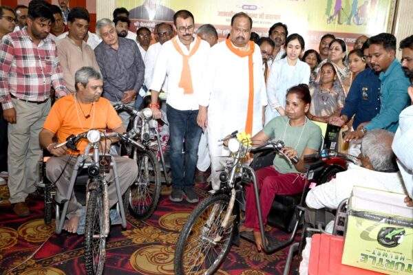 लोकतंत्र में नागरिकों को आवश्यक सेवा पाने का अधिकार है-मंत्री श्री काश्यप :एडिप योजना अंतर्गत 68 हितग्राहियों को मोटराइज्ड ट्रायसाइकिल वितरित