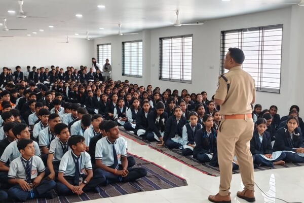 ऑपरेशन ‘मुस्कान विशेष अभियान’जारी, रतलाम पुलिस द्वारा बच्चों को दी जा रही सुरक्षा एवं जागरूकता की सीख