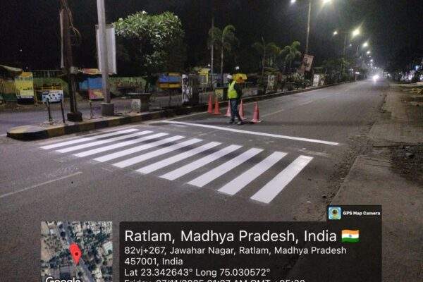 सैलाना बांसवाड़ा रोड पर जेब्रा क्रॉसिंग और स्टॉप लाइन का निर्माण पूरा
