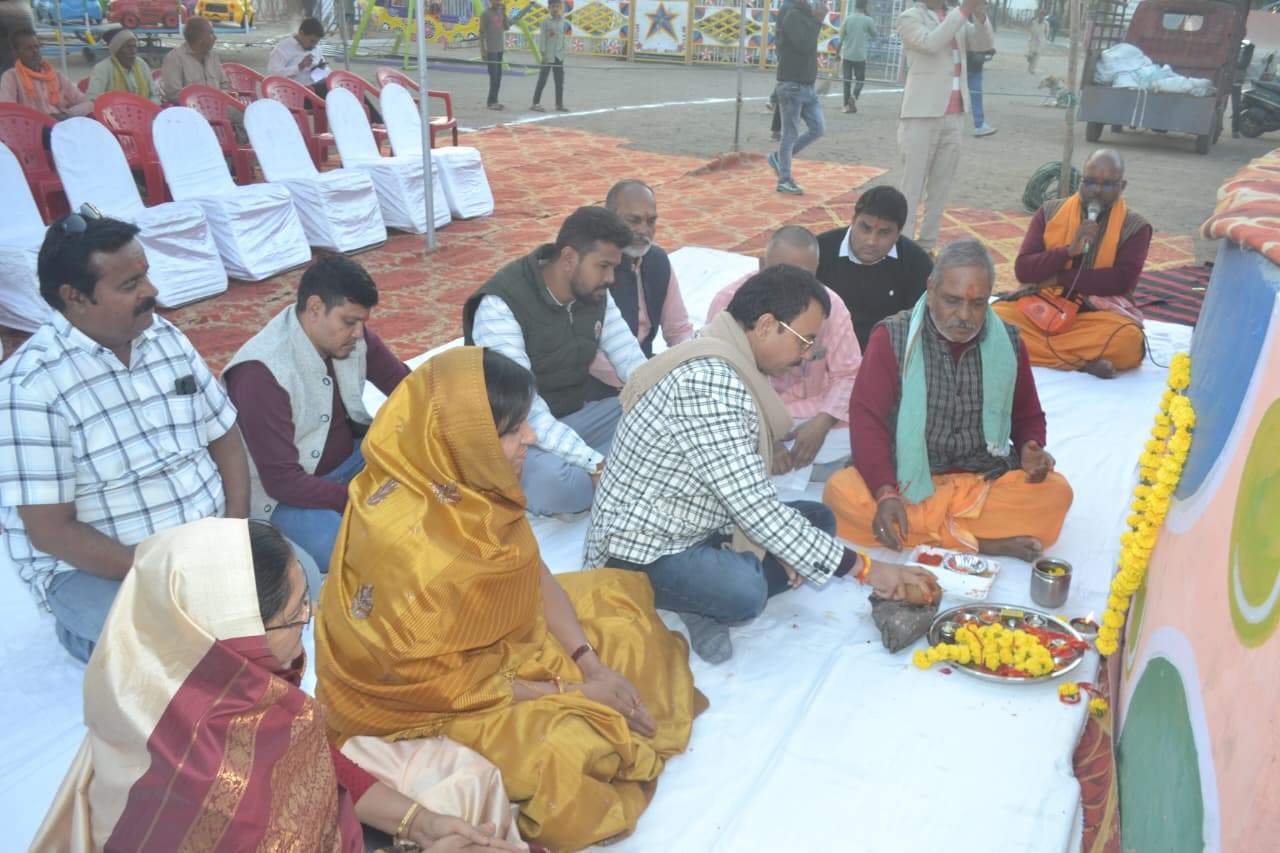 त्रिवेणी मेले का हुआ विधिवत् पूजा-अर्चना के साथ शुभारंभ मेले में प्रतिदिन आयोजित होंगे सांस्कृतिक कार्यक्रम 15 दिसम्बर से आयोजित होगी विभिन्न खेल प्रतियोगिता पहलवानों का वजन 14 दिसम्बर को नेहरू स्टेडियम में