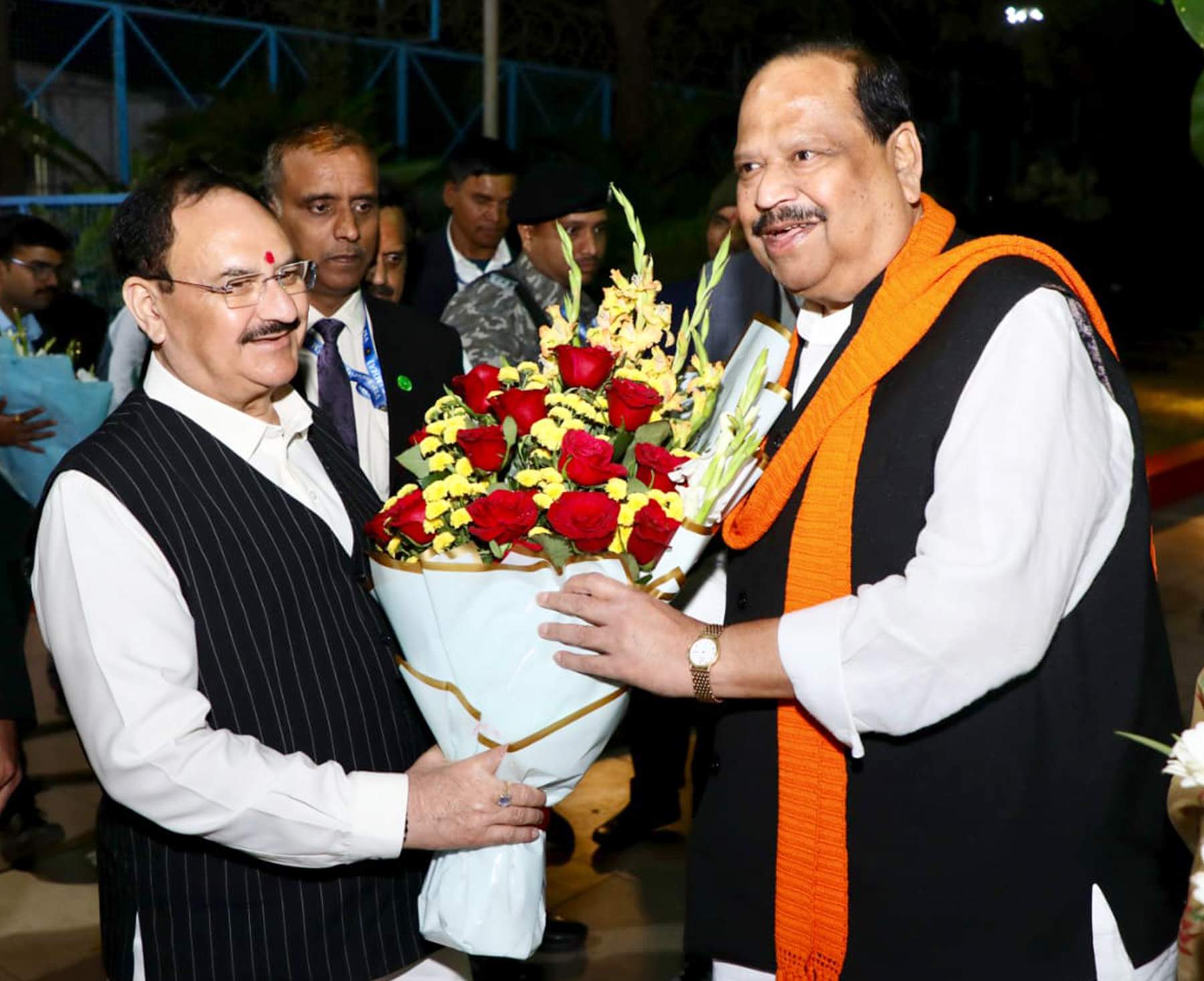 केंद्रीय मंत्री श्री नड्डा का स्टेट हैंगर पर भोपाल प्रभारी मंत्री श्री काश्यप ने किया अभिनंदन