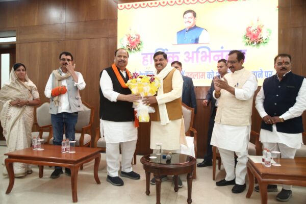 आने वाले समय में रतलाम के लिए और भी बड़ी-बड़ी योजनाएं लाएंगे – मुख्‍यमंत्री :एमएसएमई मंत्री चेतन्‍य काश्‍यप और रतलाम के विभिन्न संगठनों द्वारा मुख्‍यमंत्री का अभिनंदन