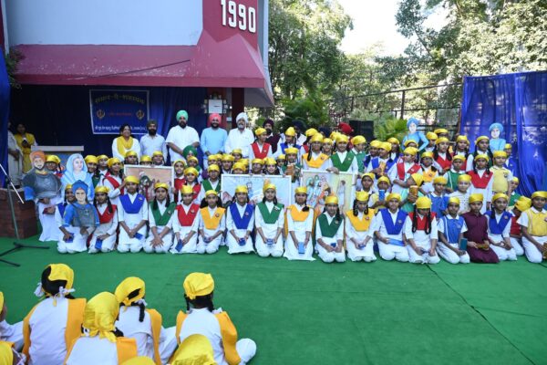 रख नीवाँ रच गए कुछ ऐसा खालसा, उस तेग से ही बाद में जन्मा था खालसा, कश्मीरी पंडितों ने लगाई वही गुहार, एक धर्म को बचाने की गुरु से पुकार, बोले गुरु चलेंगे शहादत के रास्ते हम शीश वार देंगे हिंदुओं के वास्ते….