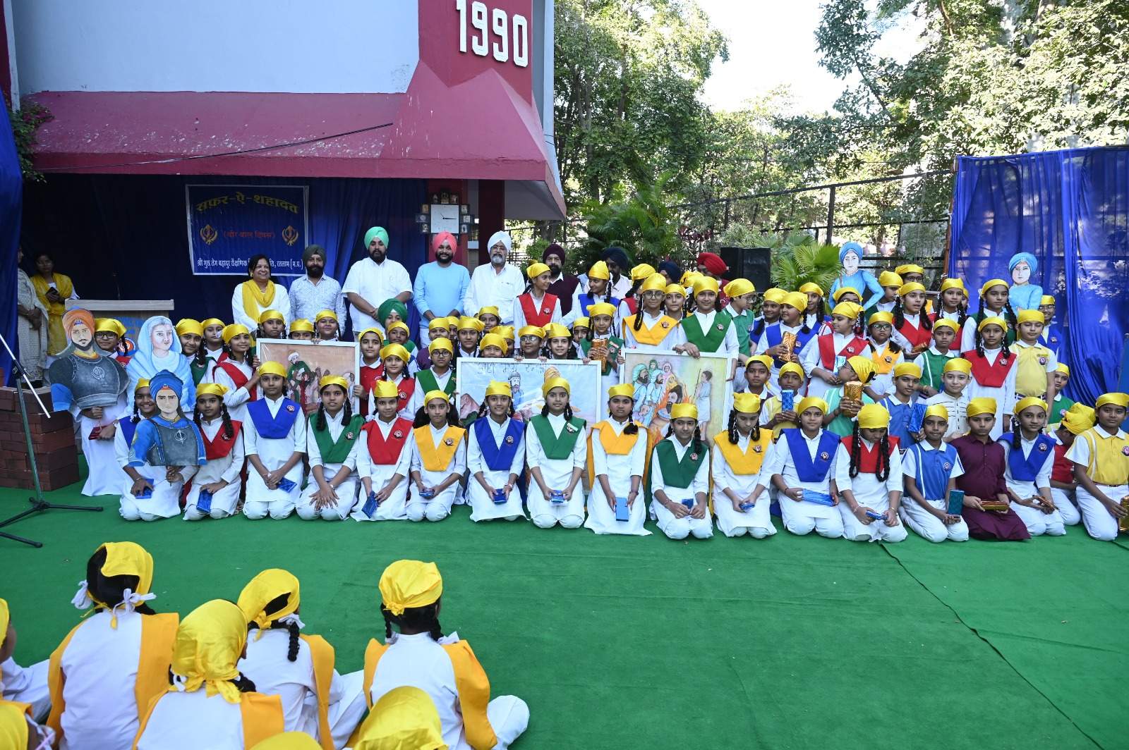 रख नीवाँ रच गए कुछ ऐसा खालसा, उस तेग से ही बाद में जन्मा था खालसा, कश्मीरी पंडितों ने लगाई वही गुहार, एक धर्म को बचाने की गुरु से पुकार, बोले गुरु चलेंगे शहादत के रास्ते हम शीश वार देंगे हिंदुओं के वास्ते….