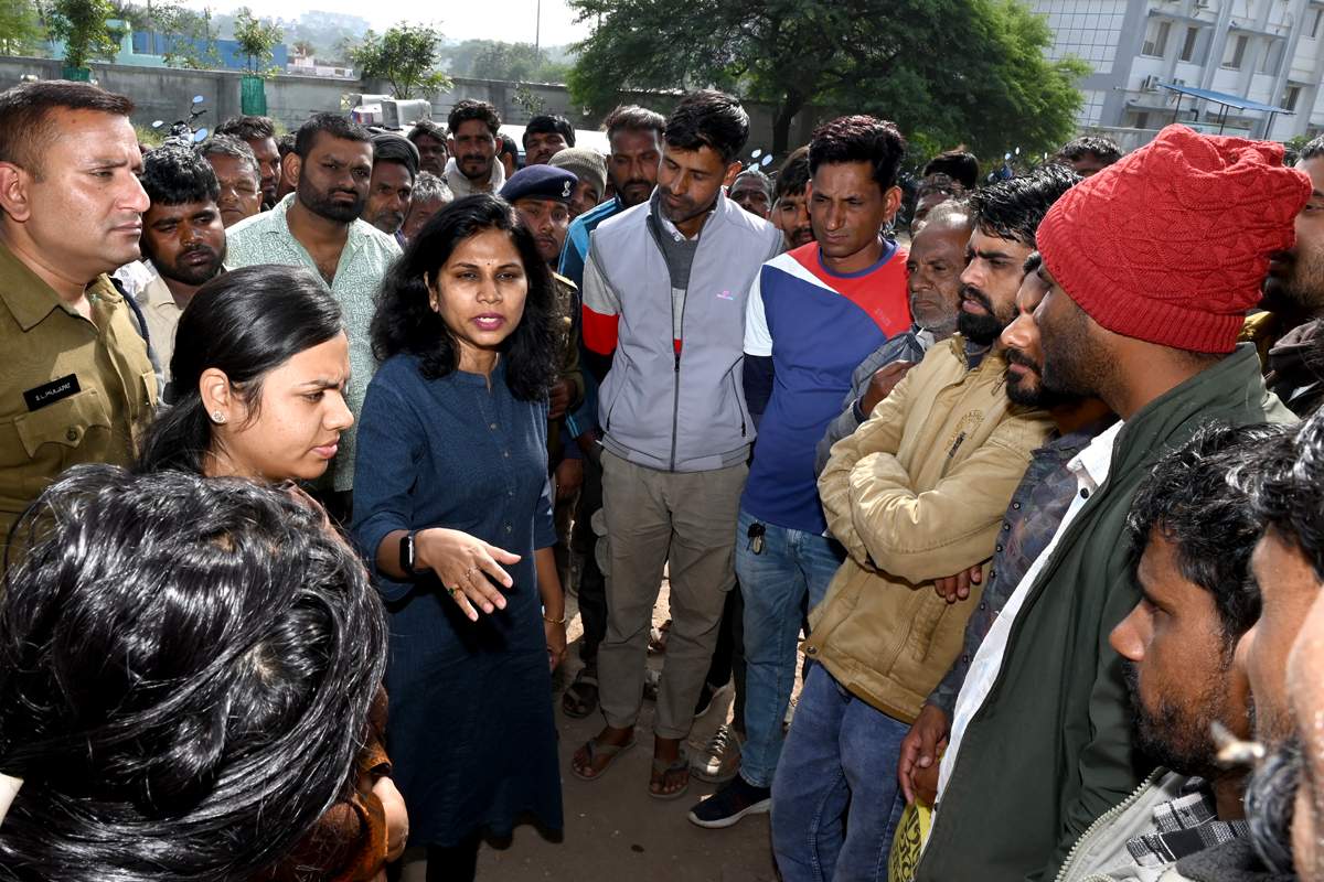 उर्वरक वितरण केन्द्रों का कलेक्टर सहित प्रशासनिक अधिकारियों ने किया औचक निरीक्षण जिले में उर्वरक की कोई कमी नहीं-कलेक्टर :वितरण केन्द्रों से किसानों को उपलब्ध हो रहा उर्वरक