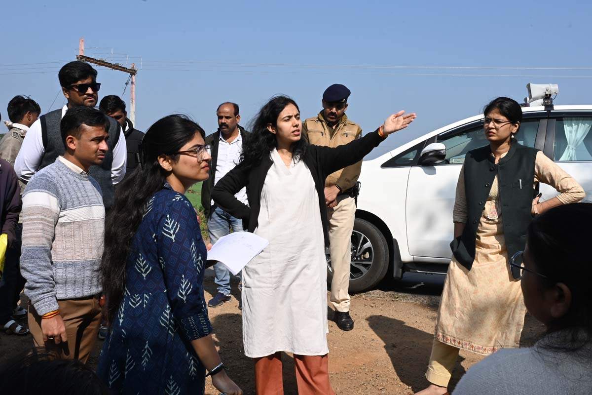 कलेक्टर ने क्लस्टर शिवगढ़” प्रशासन गांव की ओर अभियान” शिविर में 30 कृषकों को केसीसी वितरित किए