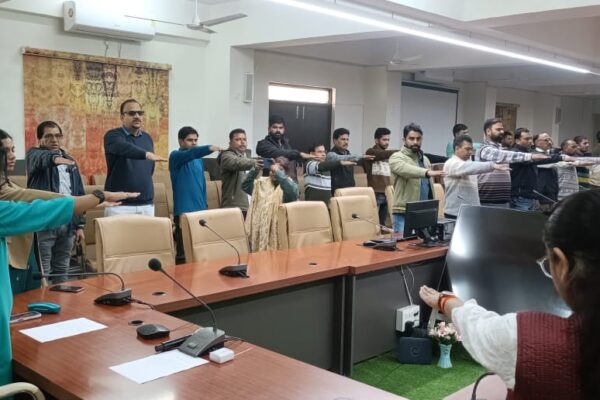कलेक्टर कार्यालय सहित शासकीय कार्यालयों में सुशासन की शपथ दिलाई गई