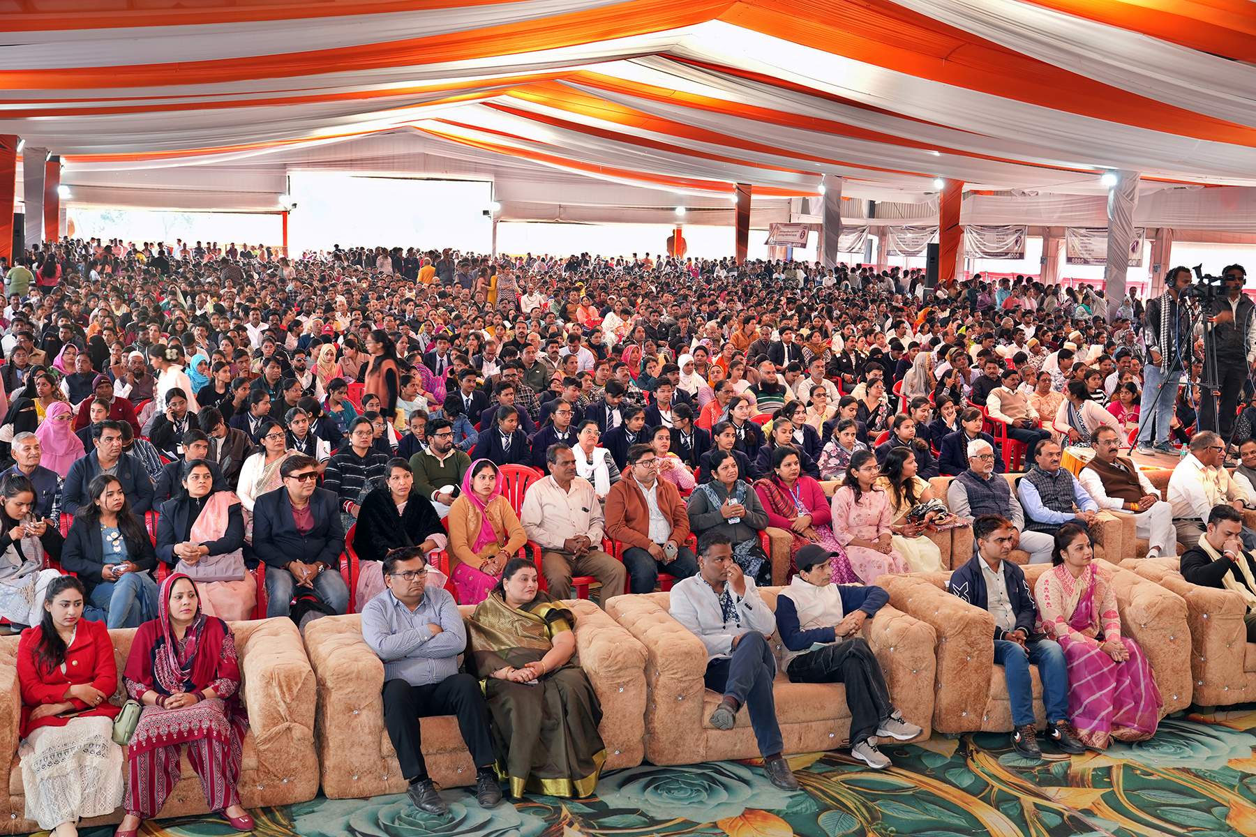 चेतन्य काश्यप फाउंडेशन के प्रतिभा सम्मान समारोह में बोले प्रदेश भाजपा अध्यक्ष – एक बच्चे की शिक्षा की चिंता कर ले तो होगा चारधाम यात्रा से बड़ा काम – चेतन्य जी की प्रेरणा से देश- प्रदेश में हो रहे जनहित के कई काम – रतलाम के निवेश क्षेत्र में युवाओं के लिए आगामी दस वर्ष में एक लाख करोड़ के निवेश आएंगे – कैबिनेट मंत्री चेतन्य काश्यप – बरबड़ विधायक सभागृह में 2500 मेधावी विद्यार्थियों का हुआ सम्मान