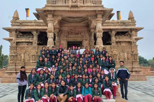 आकाशगंगा उतरी ज़मीन पर, चंद्रमा आया सूर्य और पृथ्वी के बीच    कन्या शिक्षा परिसर रतलाम की बालिकाओं ने शैक्षणिक भ्रमण में ली वैज्ञानिक सीख