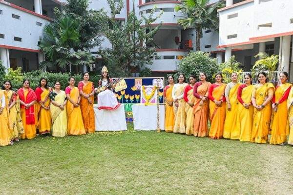बसंत पंचमी मुख्य रूप से विद्या, बुद्धि और कल की देवी माता सरस्वती के अवतरण दिवस के रूप में मनाई जाती है