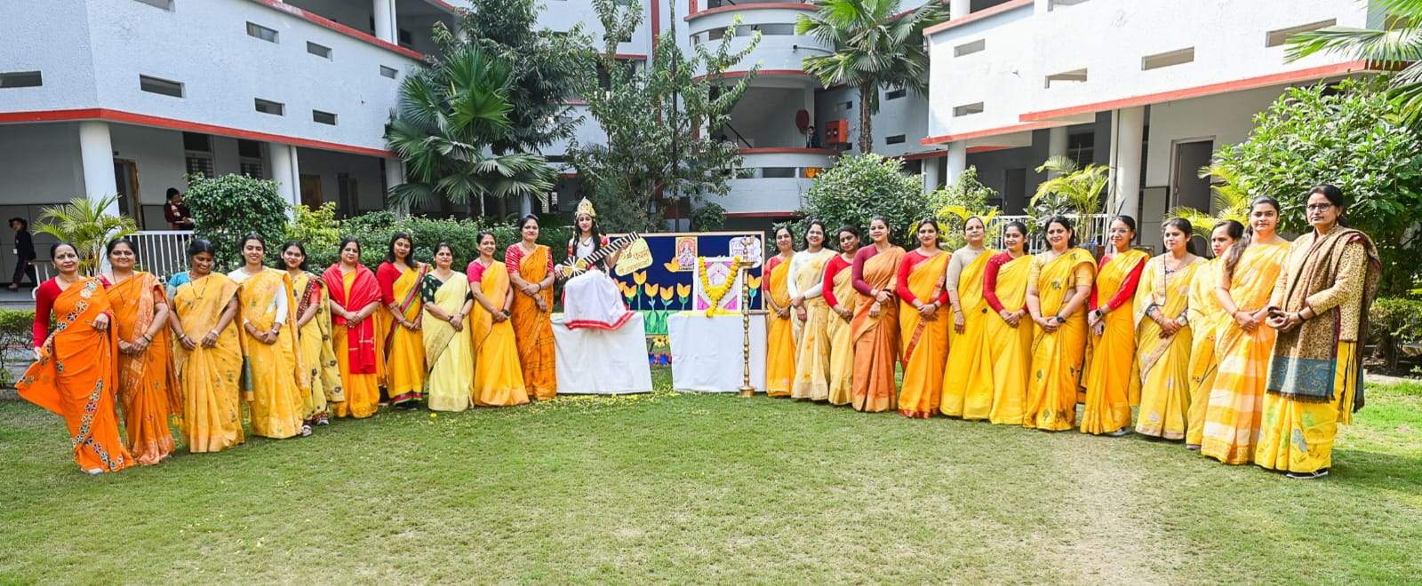 बसंत पंचमी मुख्य रूप से विद्या, बुद्धि और कल की देवी माता सरस्वती के अवतरण दिवस के रूप में मनाई जाती है