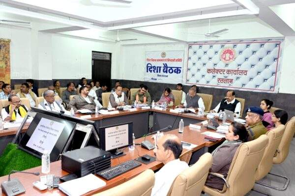 सांसद/विधायक निधि के निर्माण कार्यों की स्वीकृति एवं भुगतान त्वरित गति से करें  सभी टोल बूथ पर एम्बुलेंस की उपलब्धता सुनिश्चित करे  जिला विकास समन्वय, सतर्कता एवं निगरानी समिति (दिशा) की बैठक में सांसद श्री सुधीर गुप्ता ने दिये निर्देश