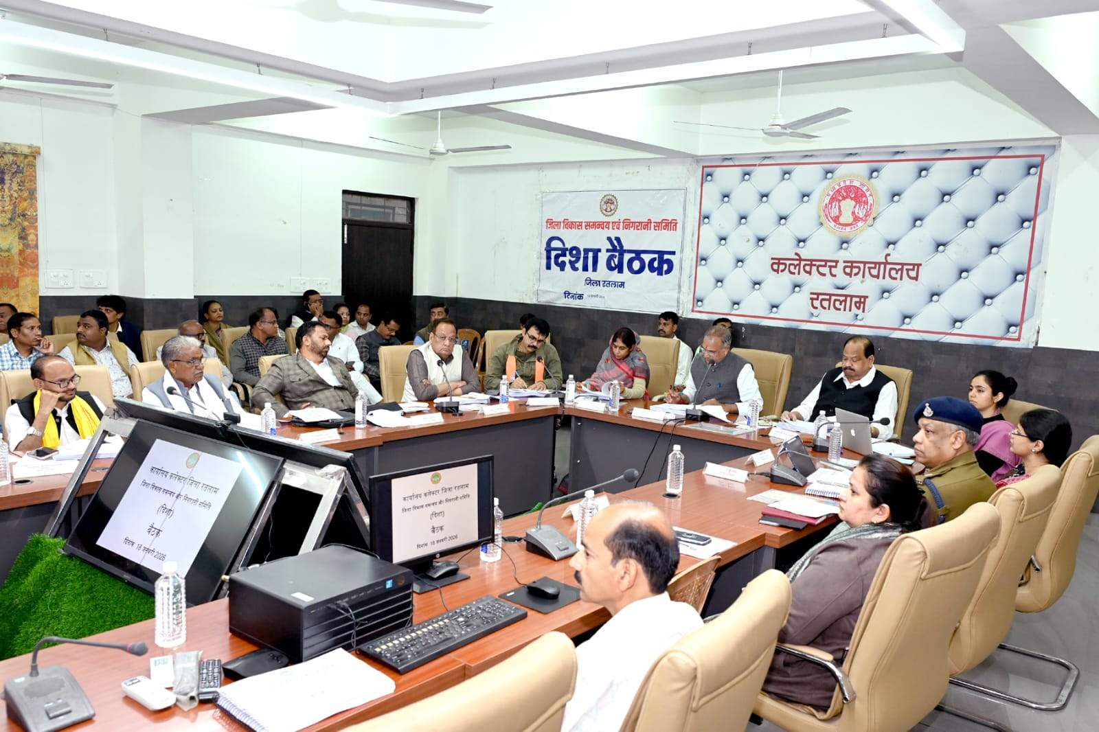 सांसद/विधायक निधि के निर्माण कार्यों की स्वीकृति एवं भुगतान त्वरित गति से करें  सभी टोल बूथ पर एम्बुलेंस की उपलब्धता सुनिश्चित करे  जिला विकास समन्वय, सतर्कता एवं निगरानी समिति (दिशा) की बैठक में सांसद श्री सुधीर गुप्ता ने दिये निर्देश