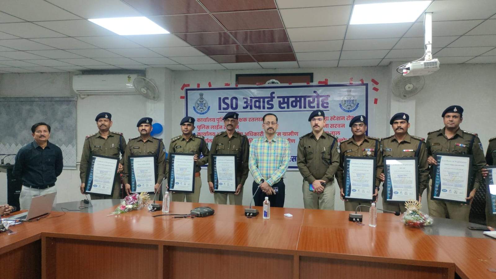 रतलाम पुलिस अधीक्षक कार्यालय, 02 एसडीओपी ऑफिस, पुलिस लाइन एवं 05 थानों को मिला ISO (आईएसओ) प्रमाण पत्र