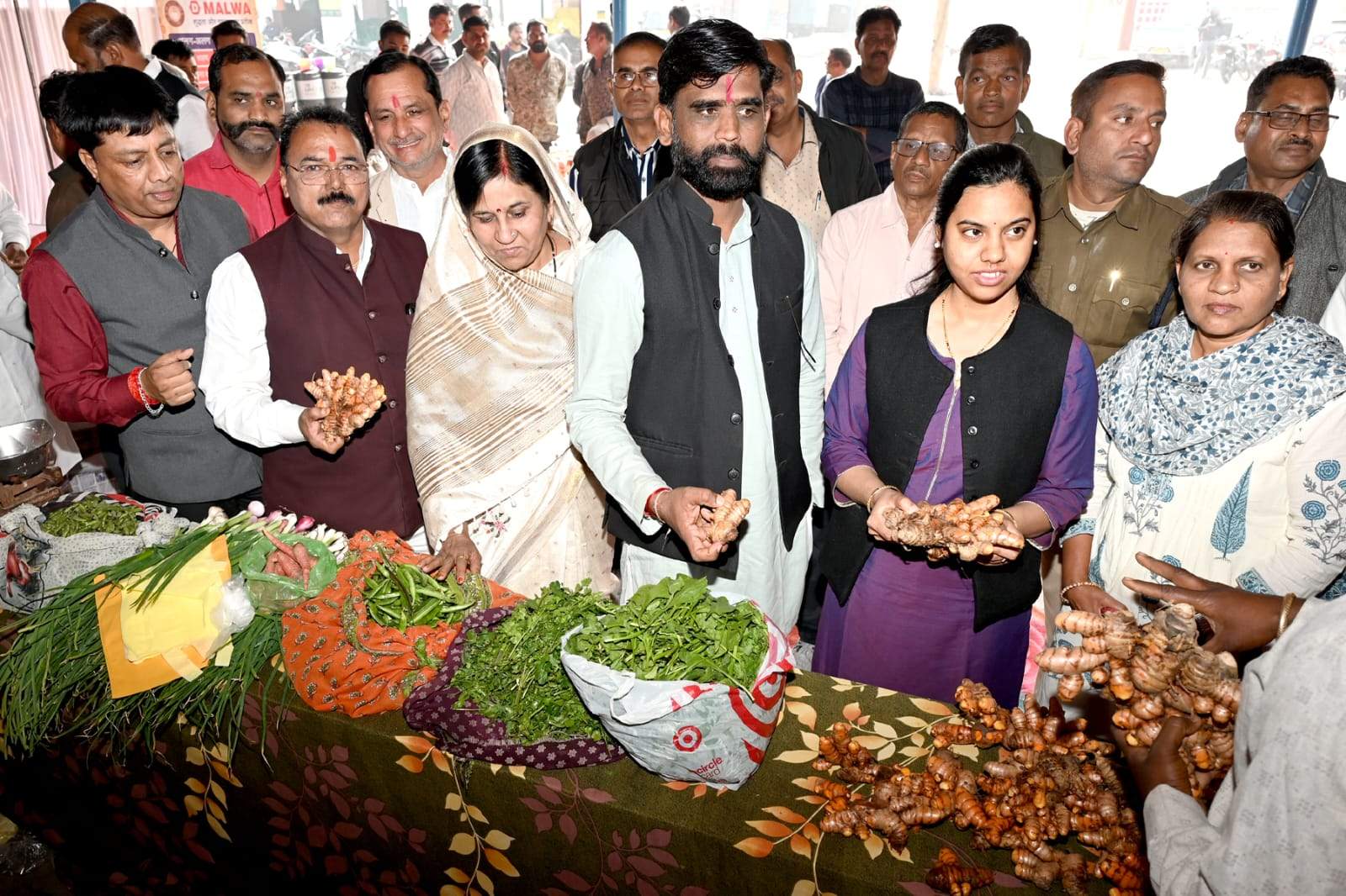 जैविक हाट का शुभारंभ कृषि उपज मंडी सैलाना बस स्टैंड के पास किया गया  प्रत्येक रविवार को जैविक अनाज, सब्जी, फल, दूध, घी उपलब्ध