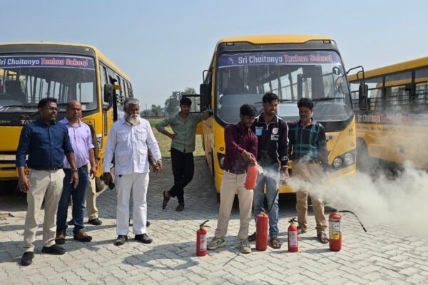 स्कूलों में संचालित होने वाली बसों की चेकिंग की गई  स्कूल बसों के चालकों एवं अटेंडरों के नेत्र परीक्षण किये गये