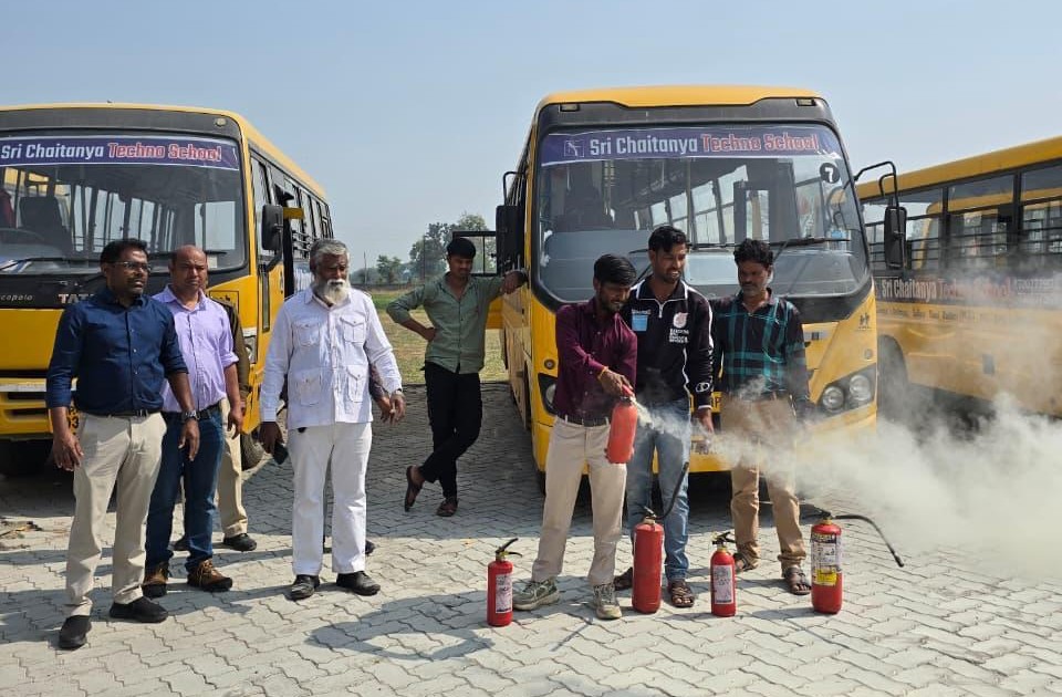 स्कूलों में संचालित होने वाली बसों की चेकिंग की गई  स्कूल बसों के चालकों एवं अटेंडरों के नेत्र परीक्षण किये गये