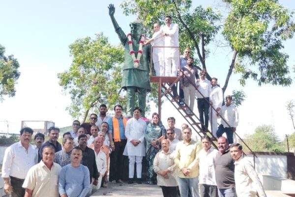 जब तक सूरज चांद रहेगा माधव तेरा नाम रहेगा माधवराव सिंधिया अमर रहे अमर रहे के नारों से गूंजा मंडी प्रांगण