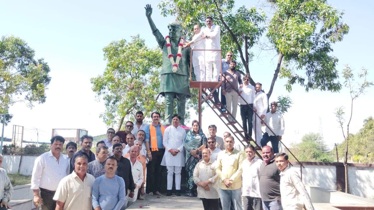जब तक सूरज चांद रहेगा माधव तेरा नाम रहेगा माधवराव सिंधिया अमर रहे अमर रहे के नारों से गूंजा मंडी प्रांगण