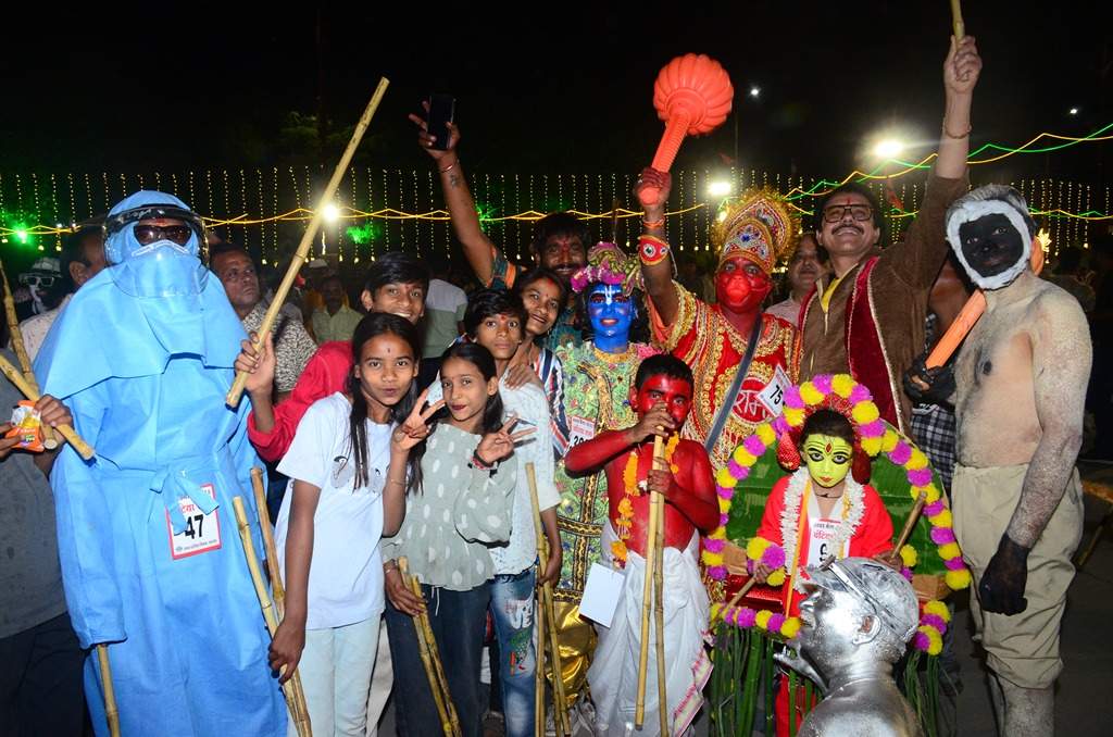बरबड़ मेले में नागरिकों ने दुसरे दिन भी चंटिया रास का लुफ्त उठाया चंटिया रास के समापन पर महापौर प्रहलाद पटेल ने विजेताओं को किया पुरस्कृत