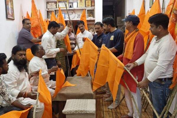 भव्य पैदल चुनरी यात्रा की तैयारियां तेज, कार्यकर्ताओं ने बनाए आकर्षक झंडे