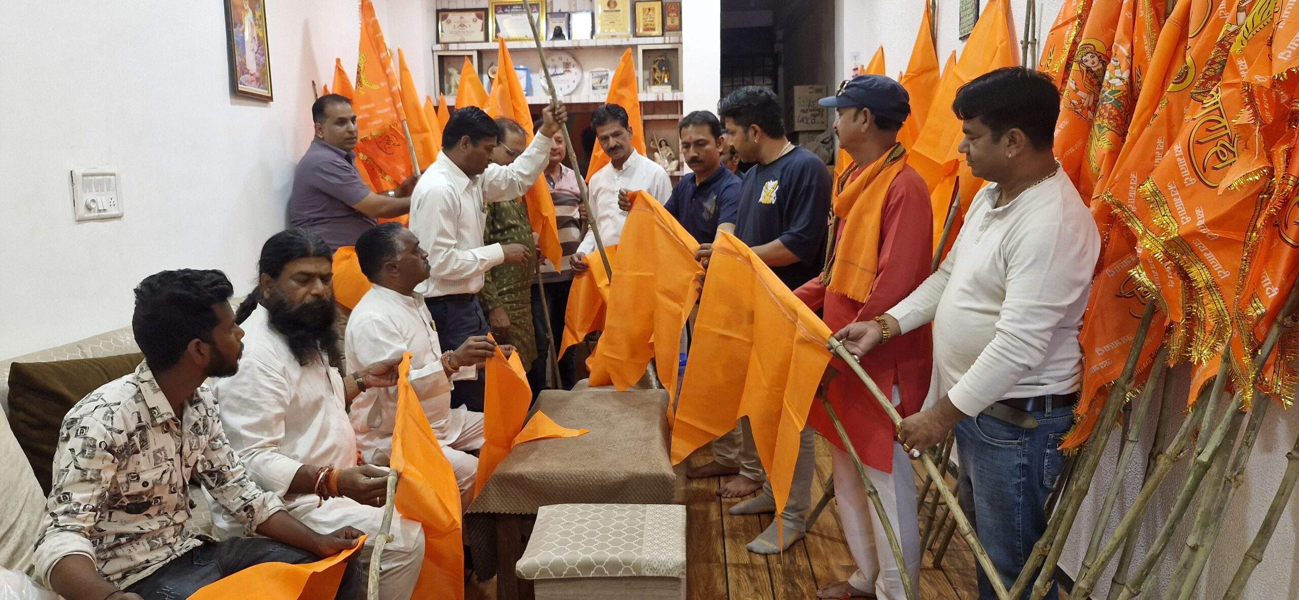 भव्य पैदल चुनरी यात्रा की तैयारियां तेज, कार्यकर्ताओं ने बनाए आकर्षक झंडे