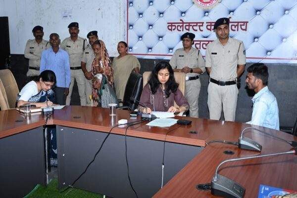 जनसुनवाई में 102 आवेदन पर हुई सुनवाई