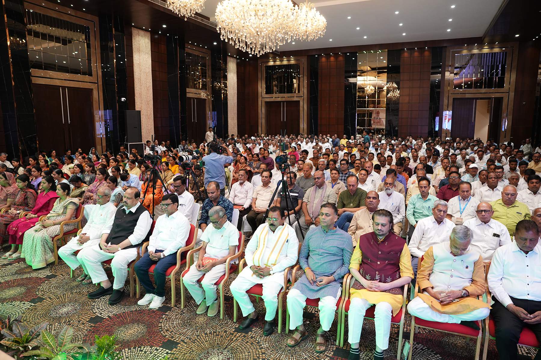 मंत्री श्री काश्यप ने किया ‘‘होली तीर्थंकर्स’’ पुस्तक का स्थानीय विमोचन