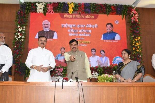 रतलाम की सरस्वती एवं आयुष ने कक्षा 10 वी की प्रदेश की मेरिट सूची में 9 वा स्थान पाया  एमपी बोर्ड 12वी की प्रदेश की टॉप टेन मेरिट सूची में जिले के 4 विद्यार्थियों ने बनाया  स्थान