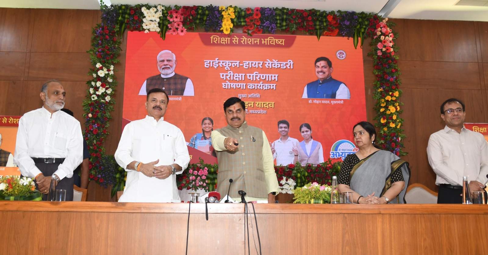 रतलाम की सरस्वती एवं आयुष ने कक्षा 10 वी की प्रदेश की मेरिट सूची में 9 वा स्थान पाया  एमपी बोर्ड 12वी की प्रदेश की टॉप टेन मेरिट सूची में जिले के 4 विद्यार्थियों ने बनाया  स्थान