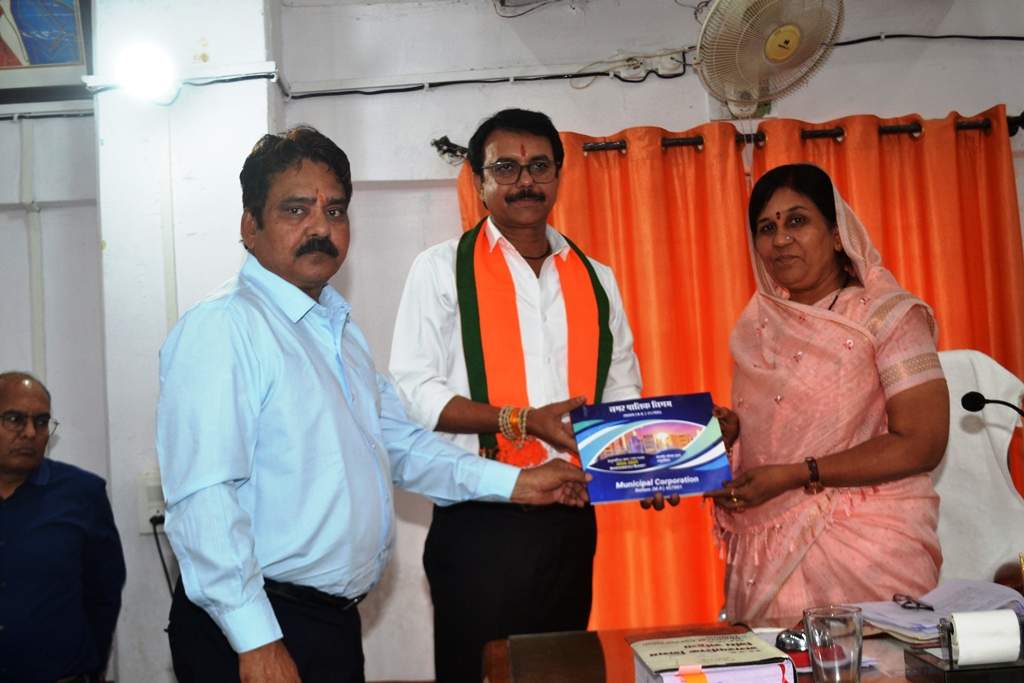 श्रीमती मनीषा शर्मा की अध्यक्षता में आयोजित निगम के साधारण सम्मेलन में महापौर श्री प्रहलाद पटेल ने अपने चतुर्थ कार्यकाल का बजट प्रस्तुत किया 10 अप्रैल को बजट पर होगा विचार-विमर्श एवं निर्णय/स्वीकृति