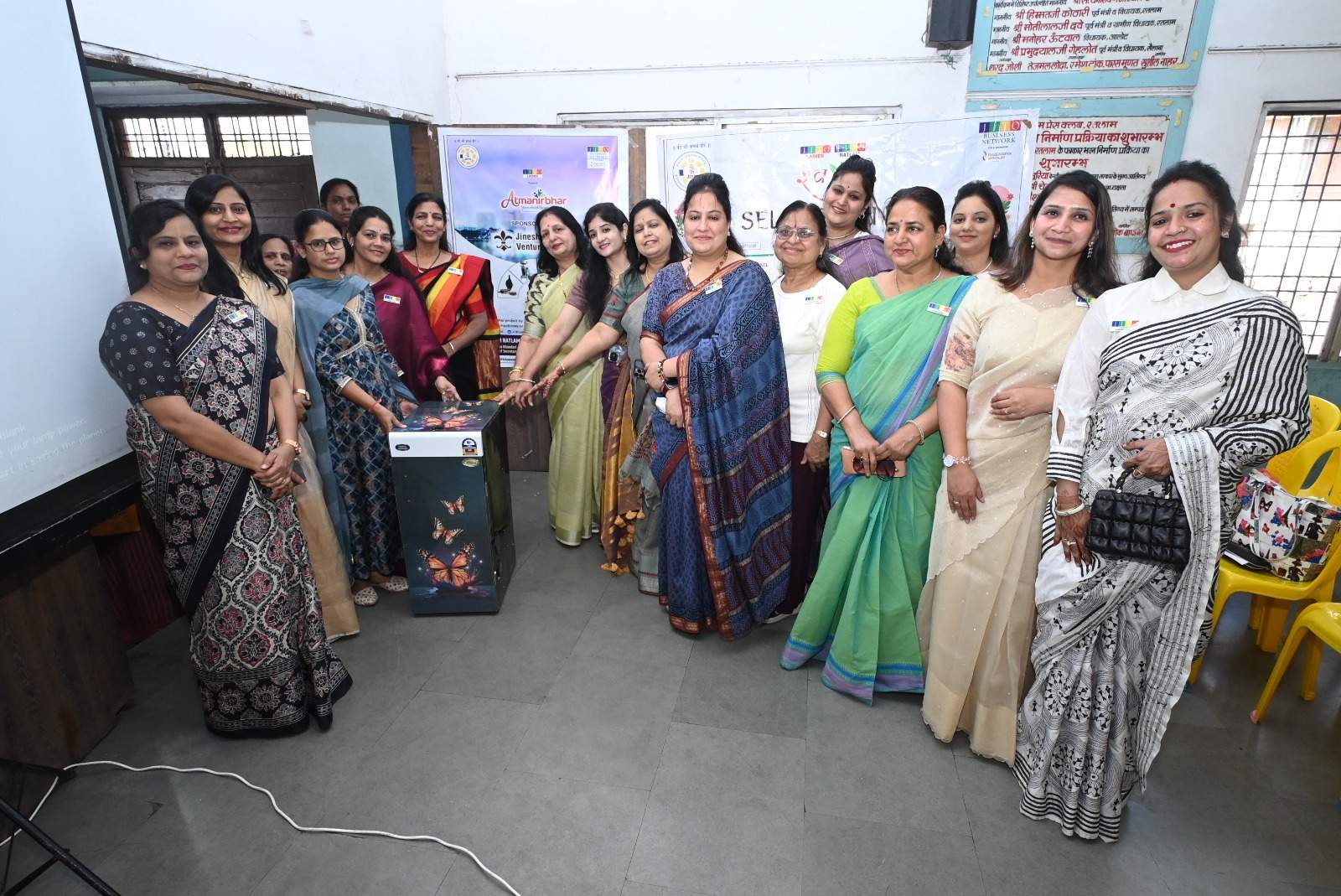 महिलाओं को आत्म सम्मान के साथ आत्मनिर्भर बनाने के लिए जीतो रतलाम लेडीज विंग द्वारा स्वरोजगार उपलब्ध कराने के उद्देश्य से सामग्री वितरित की गई