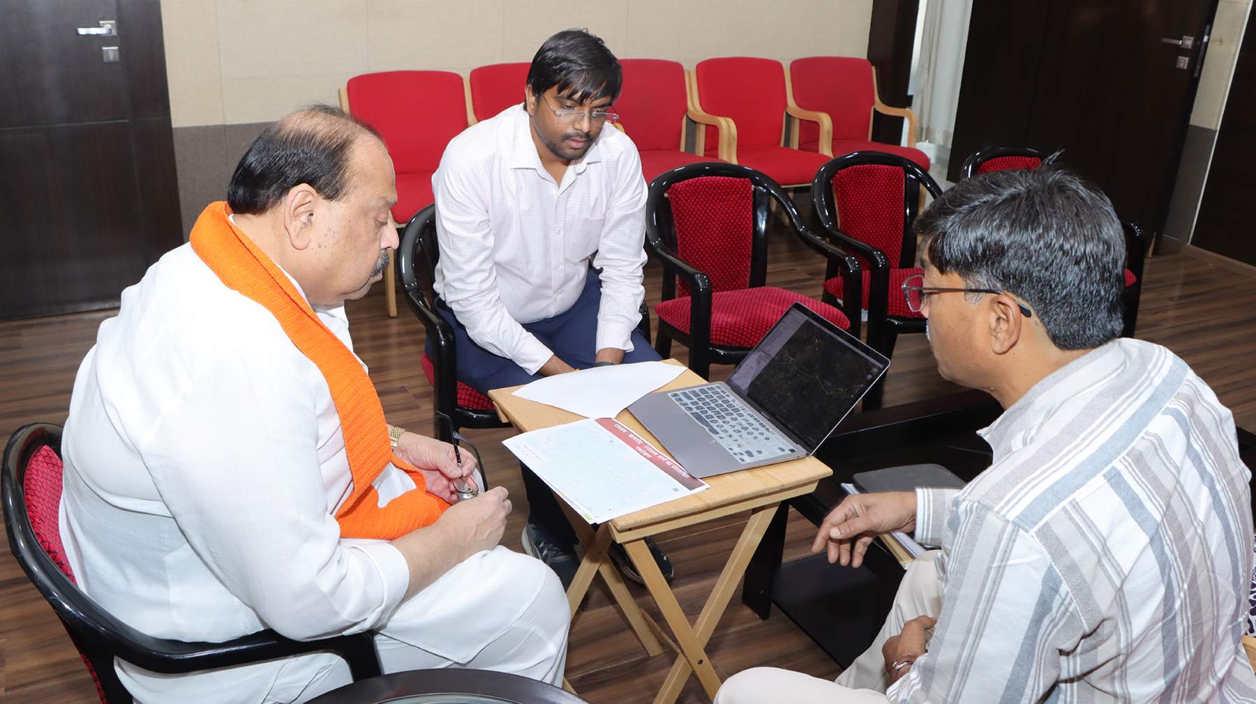 जावरा-उज्जैन ग्रीनफिल्ड हाई-वे से जुड़ेगा रतलाम-खाचरौद मार्ग                              कैबिनेट मंत्री चेतन्य काश्यप ने की फोर-लेन निर्माण की समीक्षा
