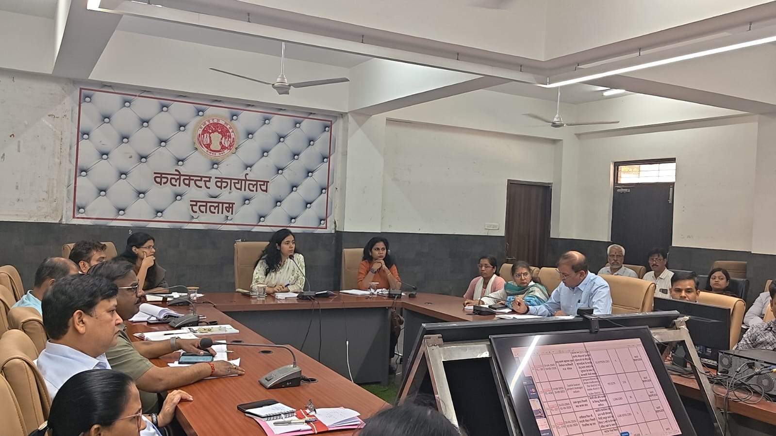 जर्जर भवनों को चिन्हित कर डीस्मेन्टल की कार्यवाही करे, समयावधि पत्रों  की समीक्षा बैठक संपन्न