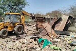 नगर निगम ने 5 कबाड़ा व्यवसायियों के कबाड़ गोदाम हटाये कबाड़ा जब्त कर जुलवानिया टेªचिंग ग्राउण्ड पंहूचाया