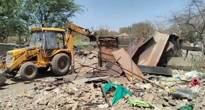 नगर निगम ने 5 कबाड़ा व्यवसायियों के कबाड़ गोदाम हटाये कबाड़ा जब्त कर जुलवानिया टेªचिंग ग्राउण्ड पंहूचाया
