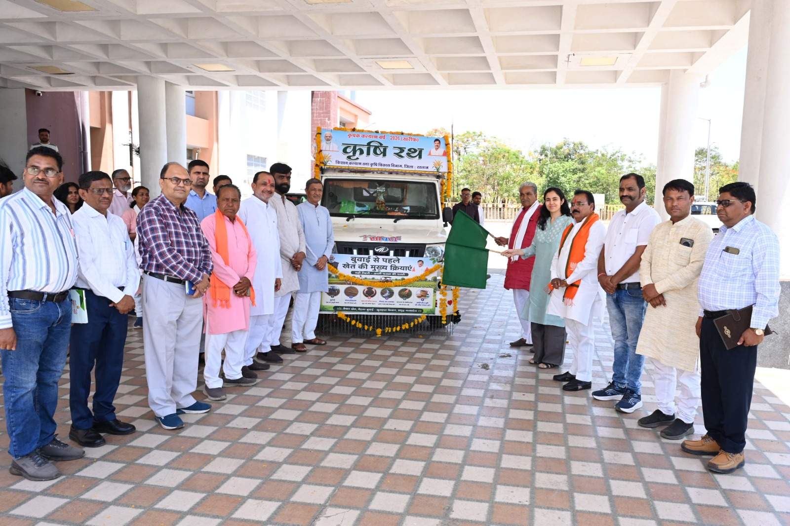 जिले में 10 दिन भ्रमण करेंगे  कृषि रथ, अतिथियों ने हरी झण्डी दिखाकर किया रवाना